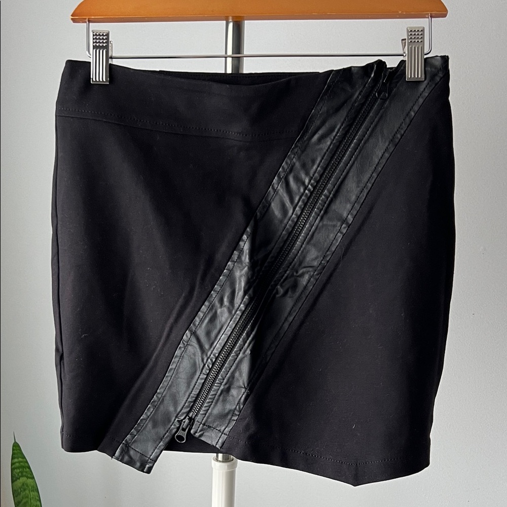 Guess Black Asymmetrical Zipper Mini Skirt faux leather M